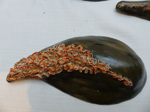 Zeeobject druppel olijf-oranje 26 cm lang glazuur